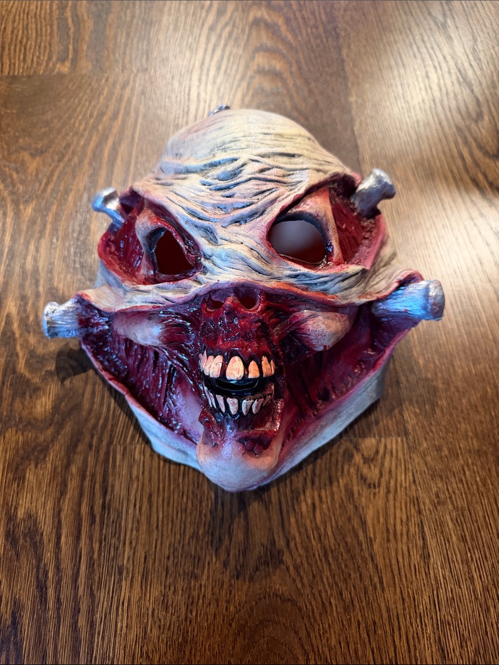 Horror Skull Wall Art Mask - Red and White Decorative Sculpture